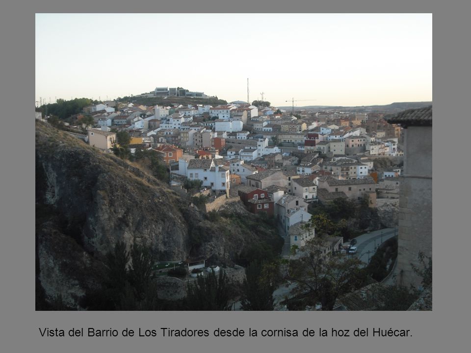 Vista del Barrio de Los Tiradores desde la cornisa de la hoz del Huécar.