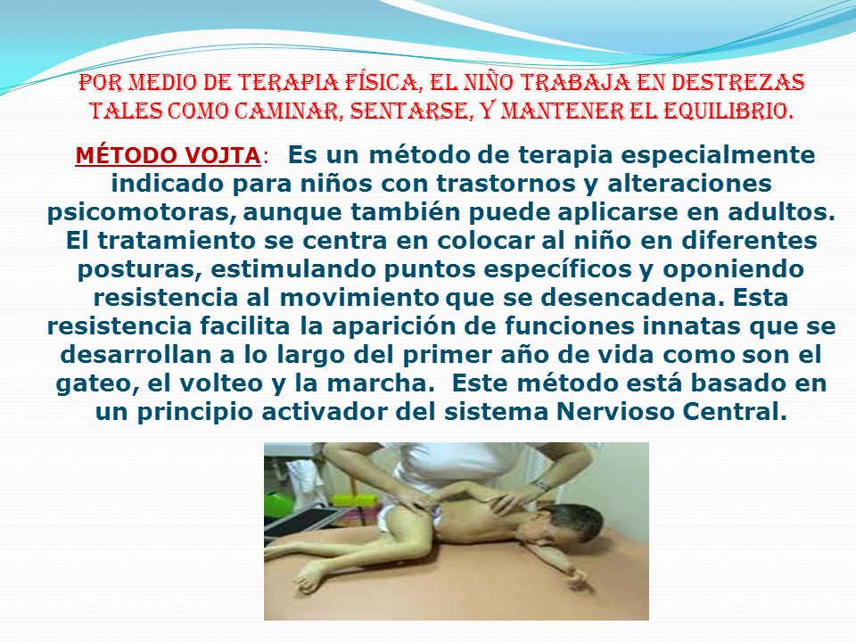 Por medio de terapia física, el niño trabaja en destrezas tales como caminar, sentarse, y mantener el equilibrio.