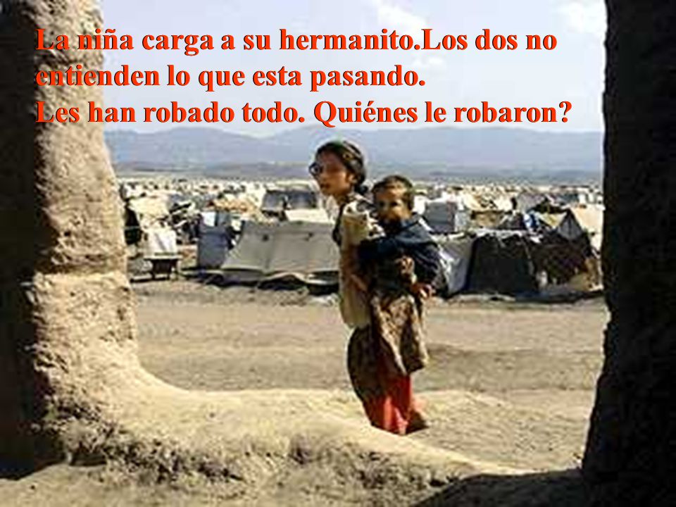 La niña carga a su hermanito.Los dos no entienden lo que esta pasando.