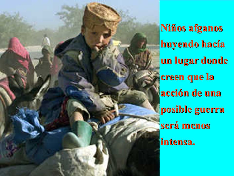 Niños afganos huyendo hacía un lugar donde creen que la acción de una posible guerra será menos intensa.