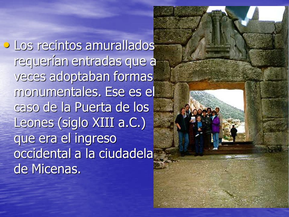 Los recintos amurallados requerían entradas que a veces adoptaban formas monumentales.