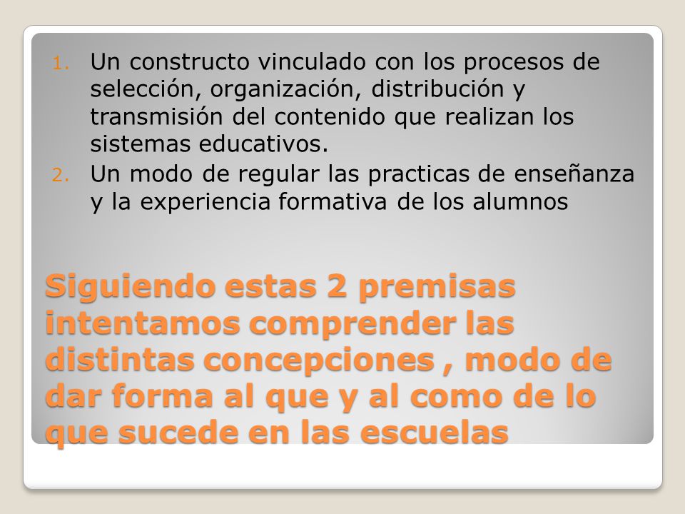 Un constructo vinculado con los procesos de selección, organización, distribución y transmisión del contenido que realizan los sistemas educativos.