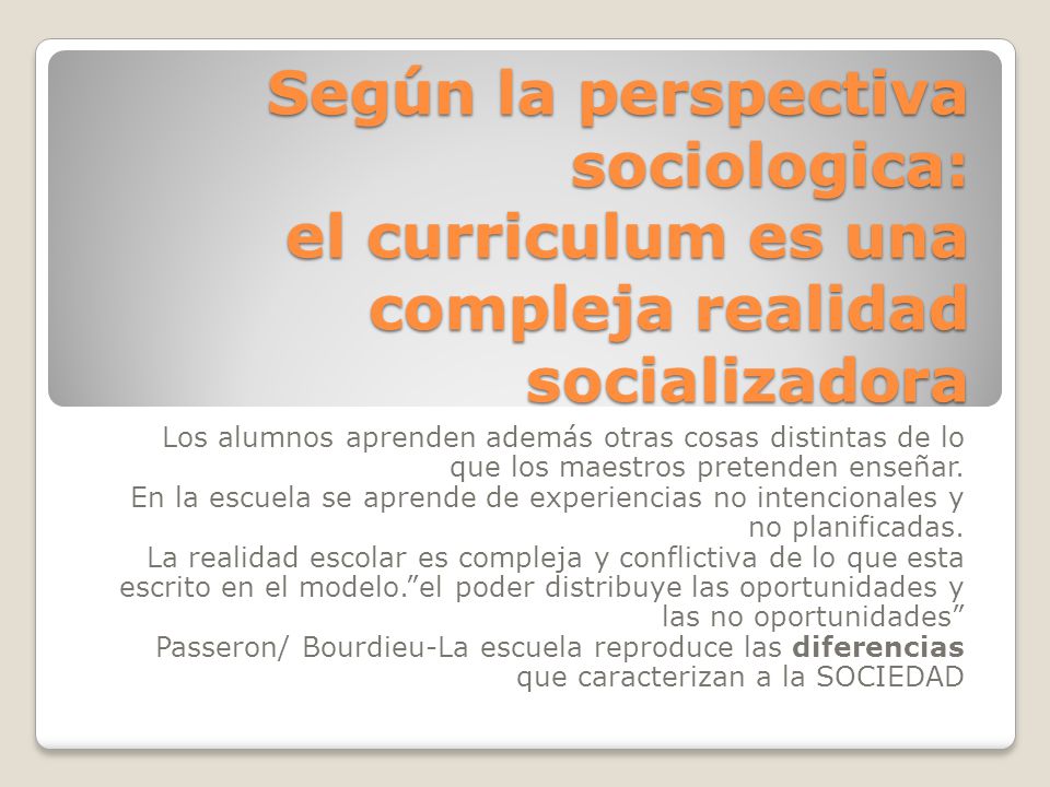 Según la perspectiva sociologica: el curriculum es una compleja realidad socializadora
