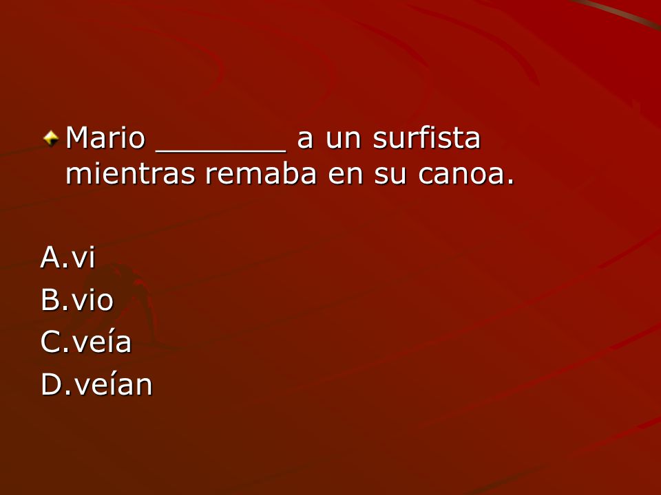 Mario _______ a un surfista mientras remaba en su canoa.