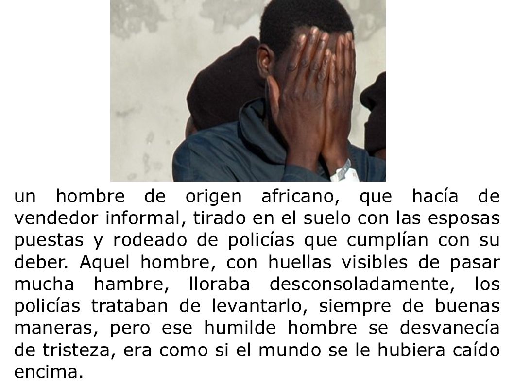 un hombre de origen africano, que hacía de vendedor informal, tirado en el suelo con las esposas puestas y rodeado de policías que cumplían con su deber.