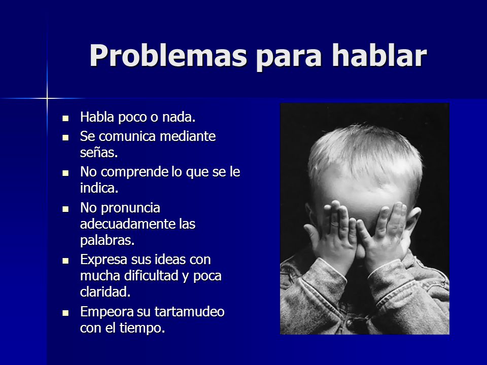 Problemas para hablar Habla poco o nada. Se comunica mediante señas.