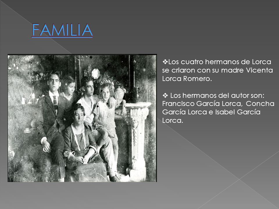 FAMILIA Los cuatro hermanos de Lorca se criaron con su madre Vicenta Lorca Romero.