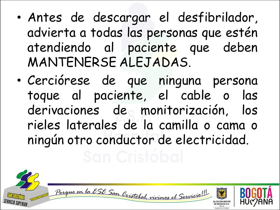 Antes de descargar el desfibrilador, advierta a todas las personas que estén atendiendo al paciente que deben MANTENERSE ALEJADAS.