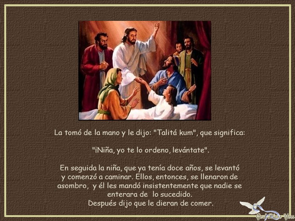 La tomó de la mano y le dijo: Talitá kum , que significa: