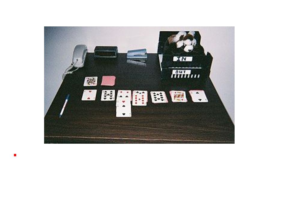 Juegos El escritorio también puede servir como base para poder jugar en él, como por ejemplo un juego de cartas (Solitario).