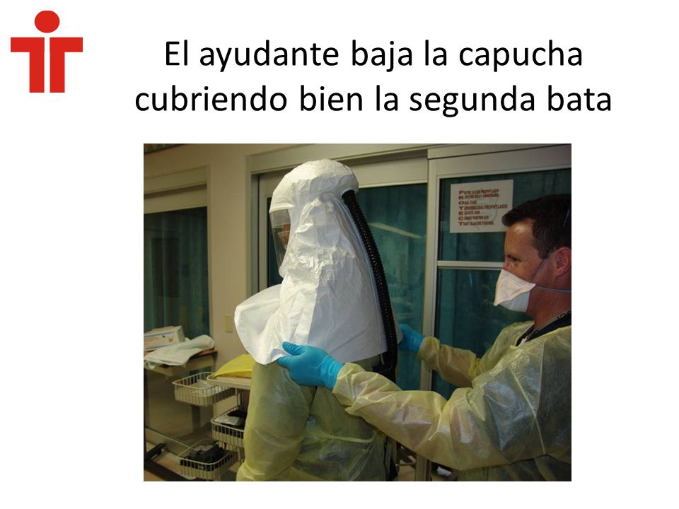 El ayudante baja la capucha cubriendo bien la segunda bata