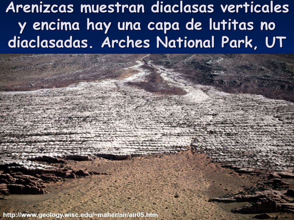 Arenizcas muestran diaclasas verticales y encima hay una capa de lutitas no diaclasadas. Arches National Park, UT