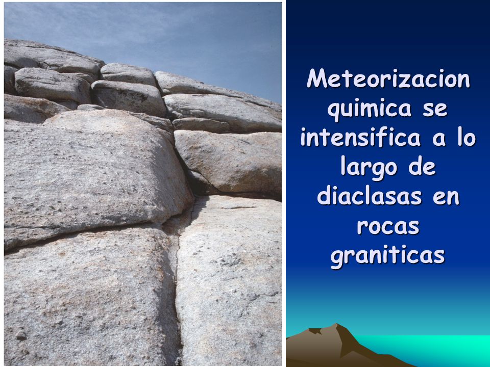 Meteorizacion quimica se intensifica a lo largo de diaclasas en rocas graniticas