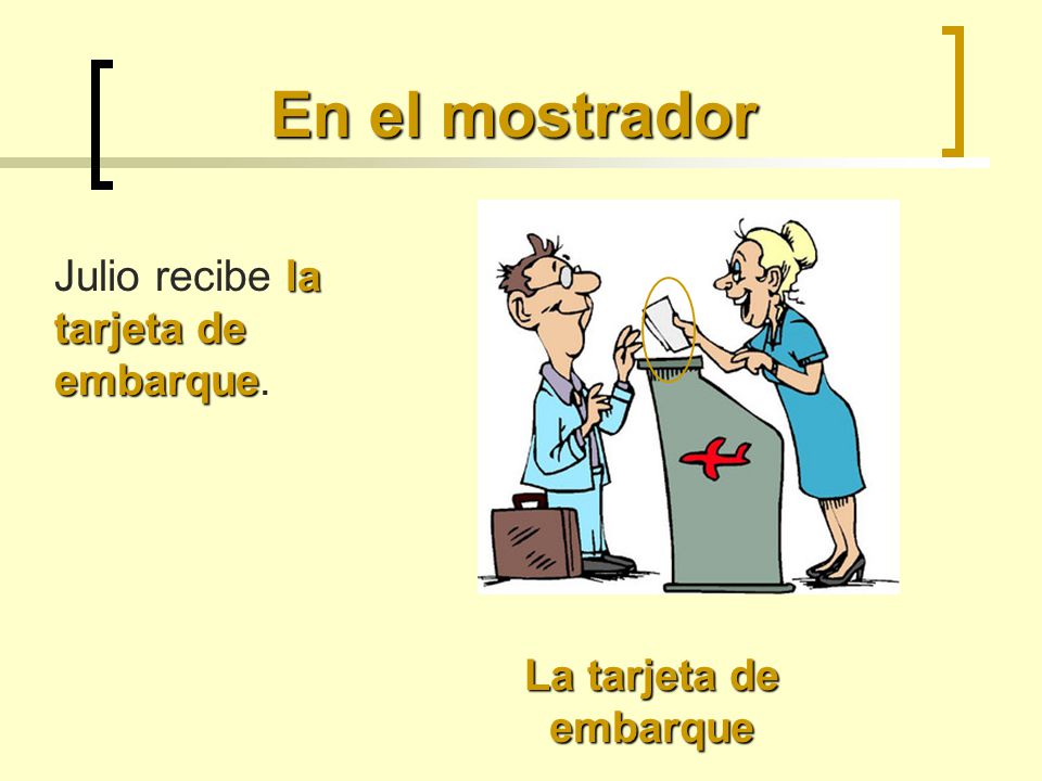 En el mostrador Julio recibe la tarjeta de embarque.