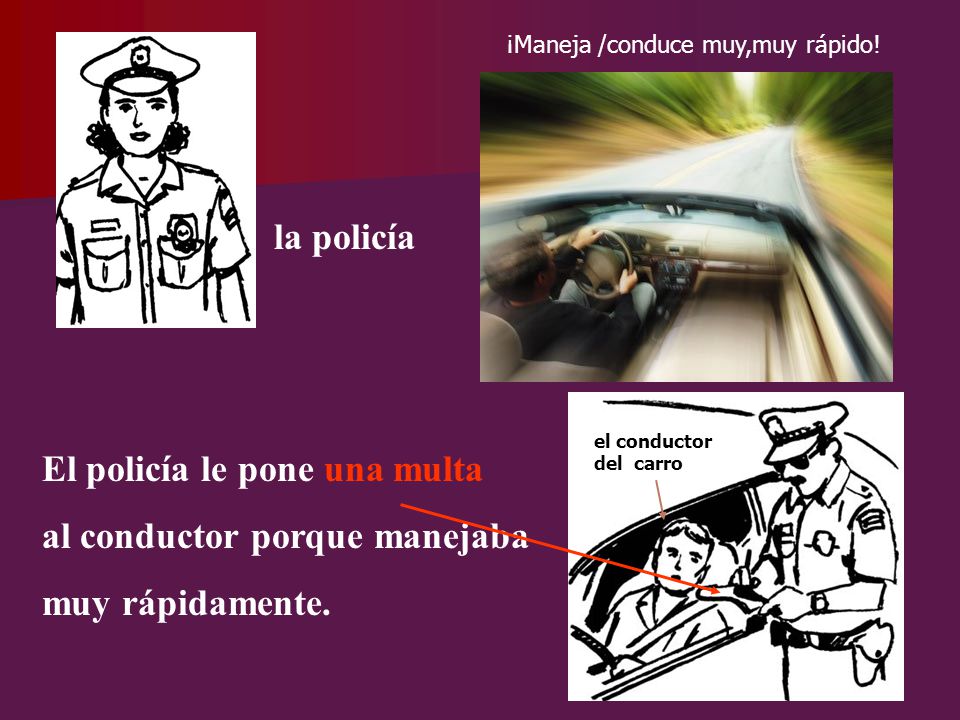 El policía le pone una multa al conductor porque manejaba