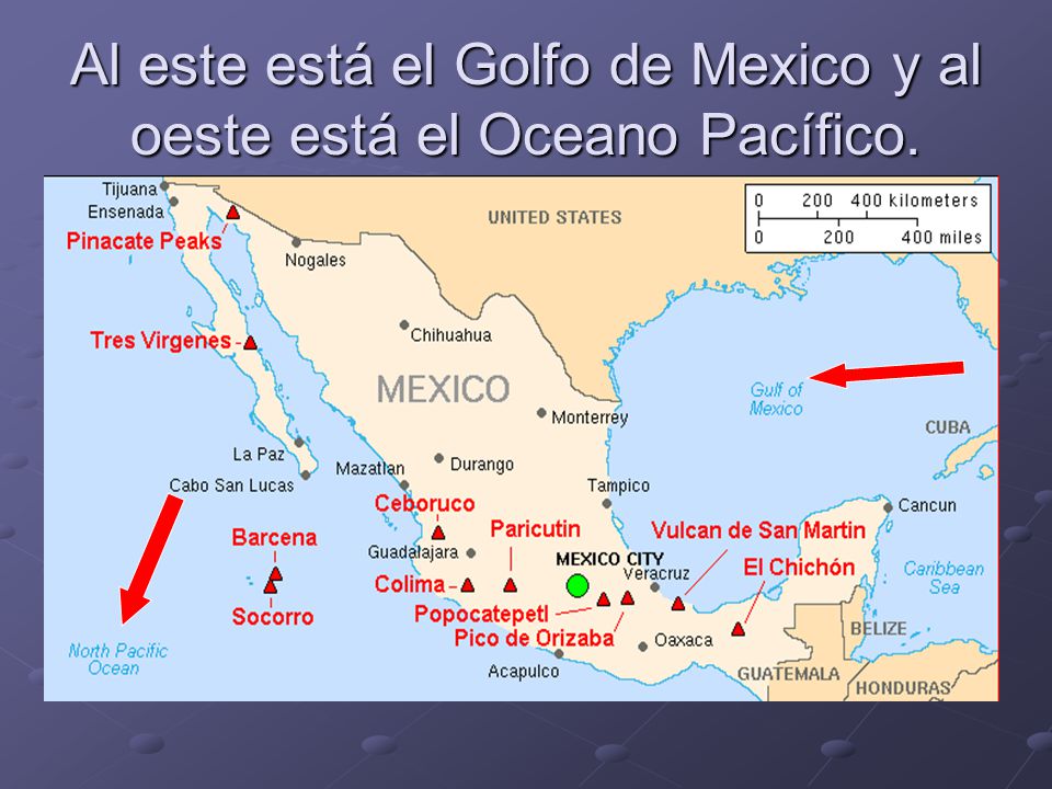 Al este está el Golfo de Mexico y al oeste está el Oceano Pacífico.