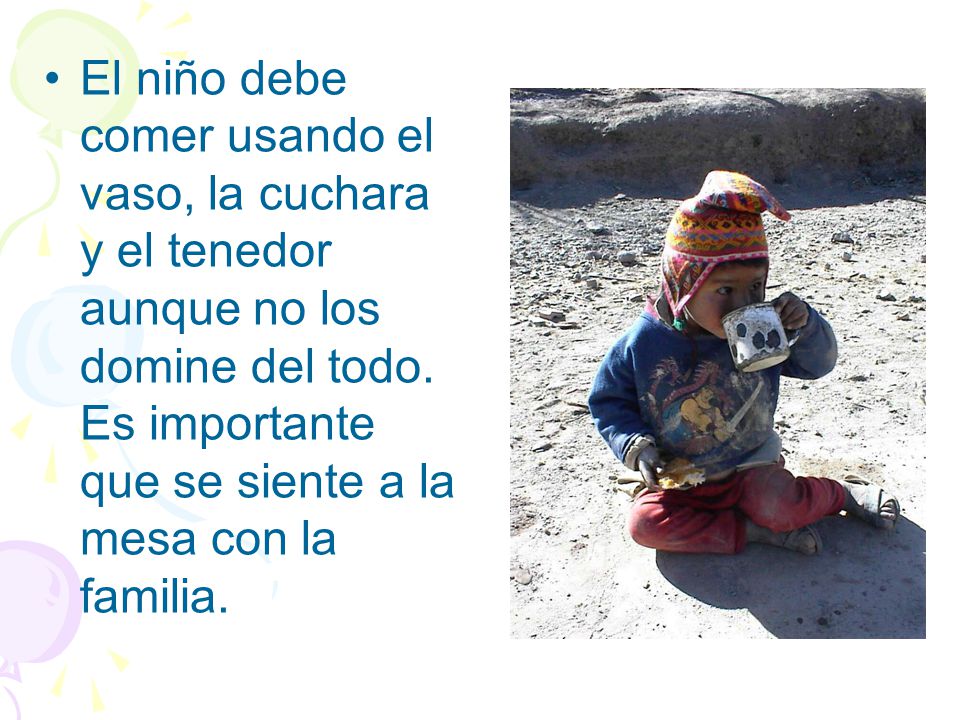 El niño debe comer usando el vaso, la cuchara y el tenedor aunque no los domine del todo.