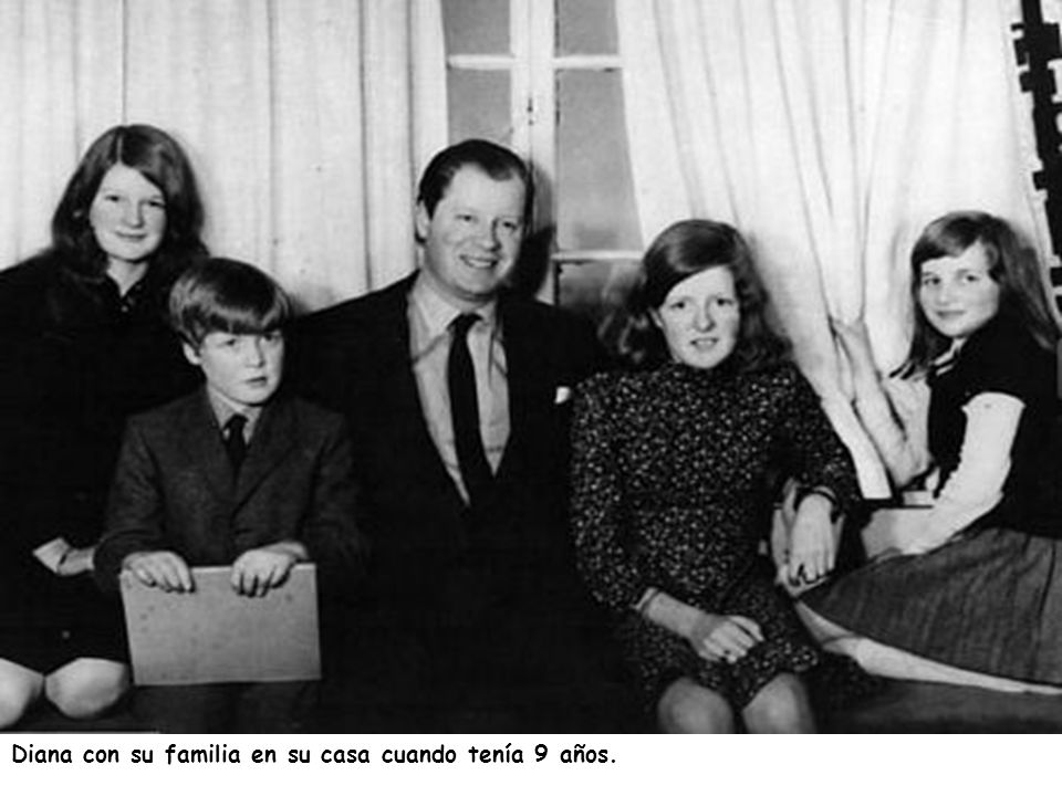 Diana con su familia en su casa cuando tenía 9 años.