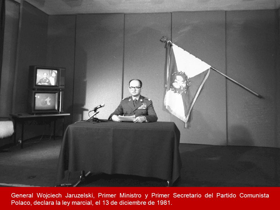 General Wojciech Jaruzelski, Primer Ministro y Primer Secretario del Partido Comunista Polaco, declara la ley marcial, el 13 de diciembre de 1981.
