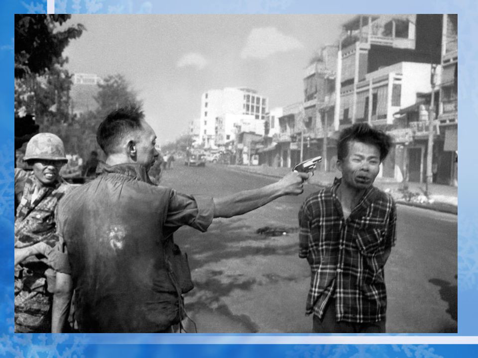 1 de febrero 1968, el general de Vietnam del Sur Nguyen Ngoc Loan, jefe de la policía nacional, dispara su pistola en la cabeza a presuntos miembtos de Vietcong Nguyen Van Lem, también conocida como la Bahía de Lop, en una calle de Saigón, a principios de la ofensiva del Tet.