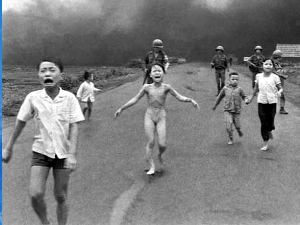 8 de junio 1972 Kim Phuc, , de 9 años de edad, al centro, corre por la ruta 1, cerca de Trang Bang.