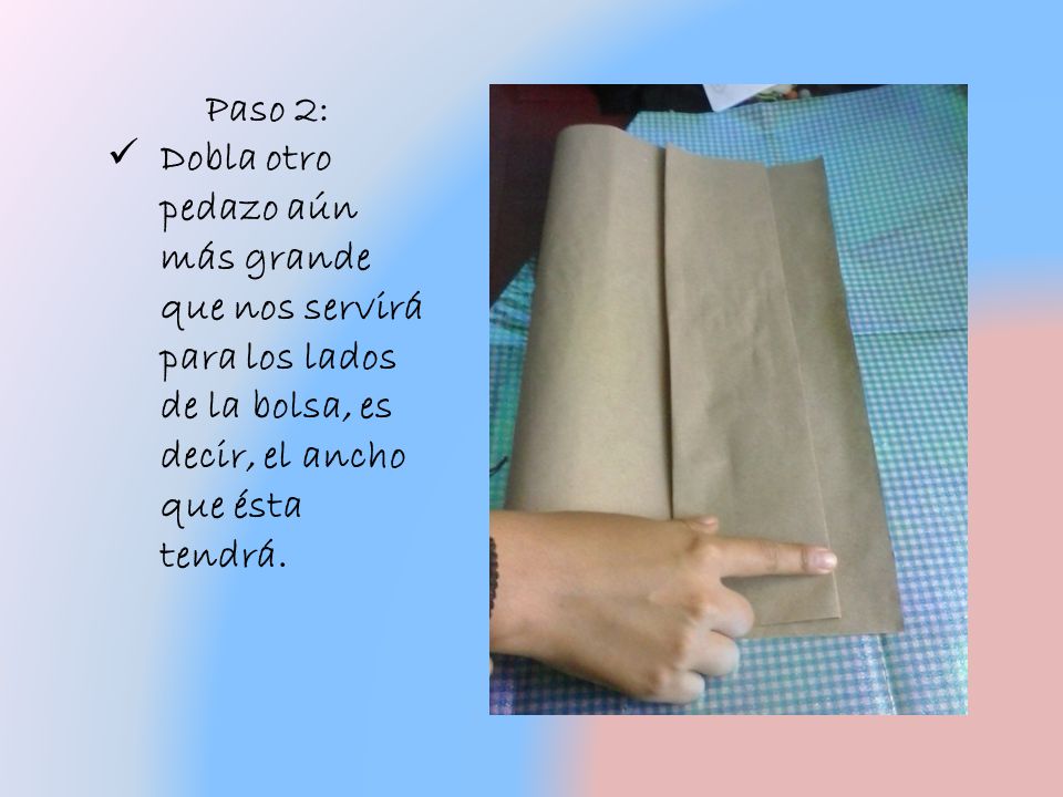Paso 2: Dobla otro pedazo aún más grande que nos servirá para los lados de la bolsa, es decir, el ancho que ésta tendrá.
