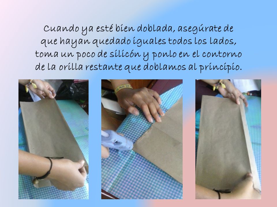 Cuando ya esté bien doblada, asegúrate de que hayan quedado iguales todos los lados, toma un poco de silicón y ponlo en el contorno de la orilla restante que doblamos al principio.