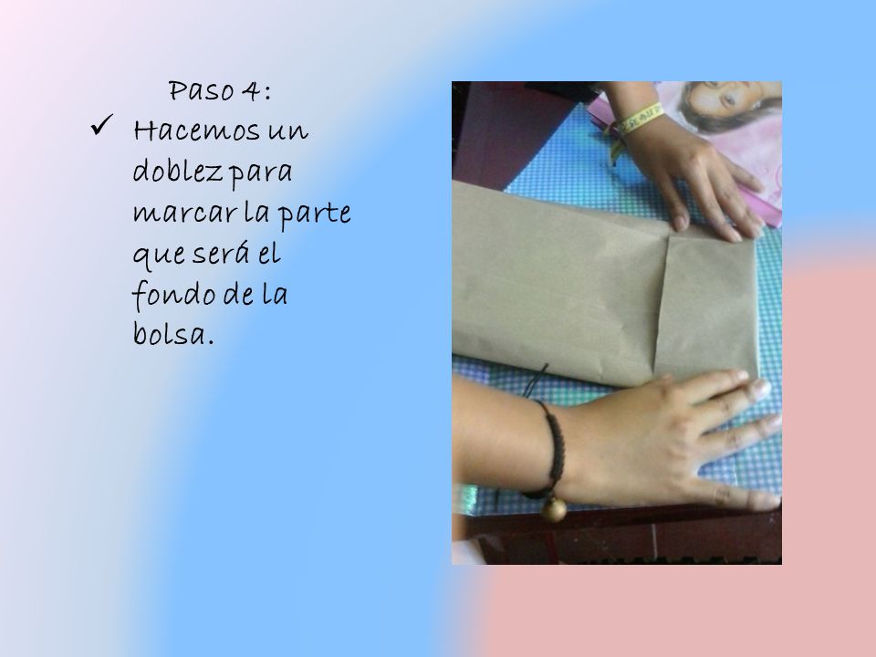 Paso 4: Hacemos un doblez para marcar la parte que será el fondo de la bolsa.