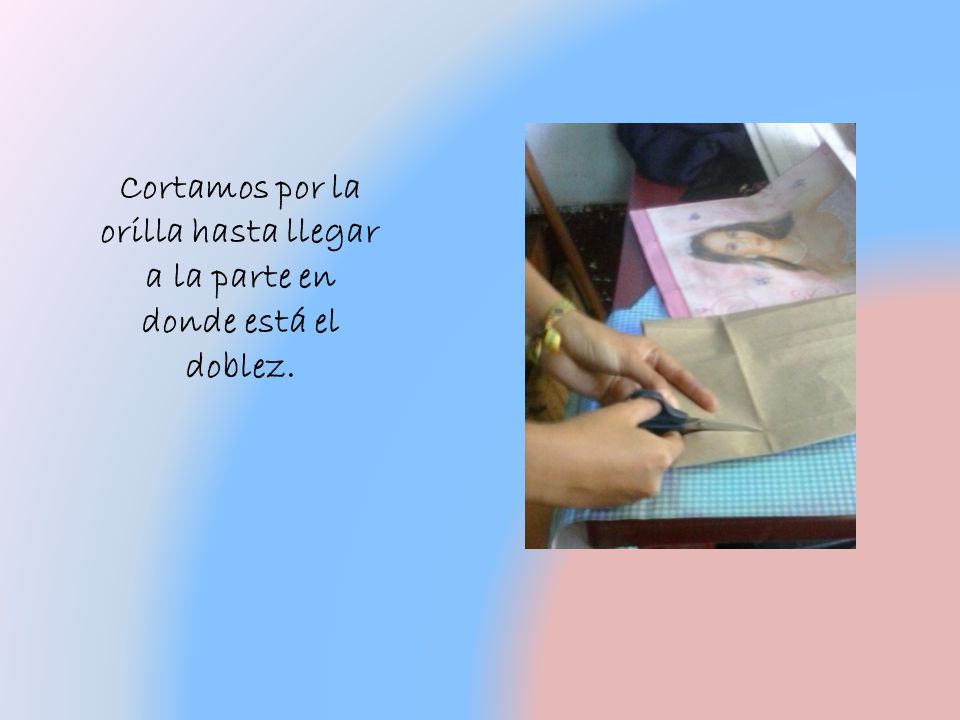 Cortamos por la orilla hasta llegar a la parte en donde está el doblez.