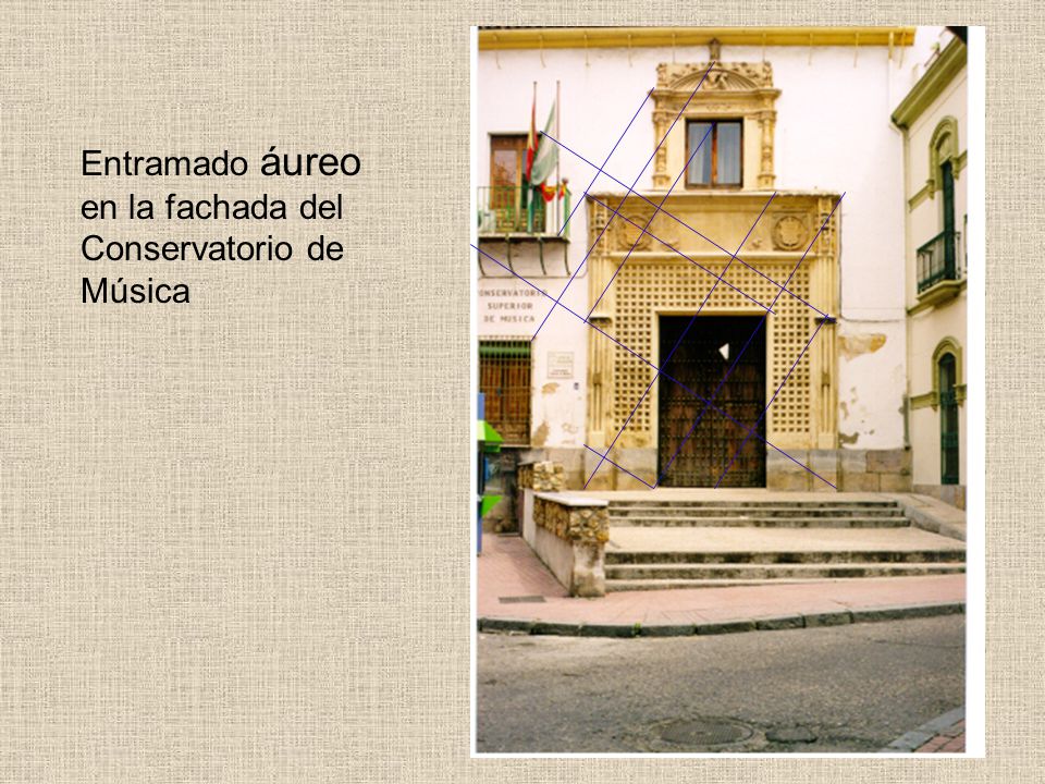 Entramado áureo en la fachada del Conservatorio de Música