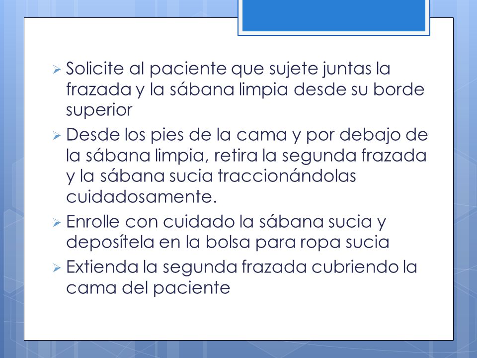 Solicite al paciente que sujete juntas la frazada y la sábana limpia desde su borde superior