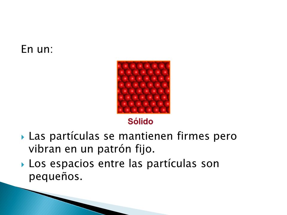En un: Las partículas se mantienen firmes pero vibran en un patrón fijo.