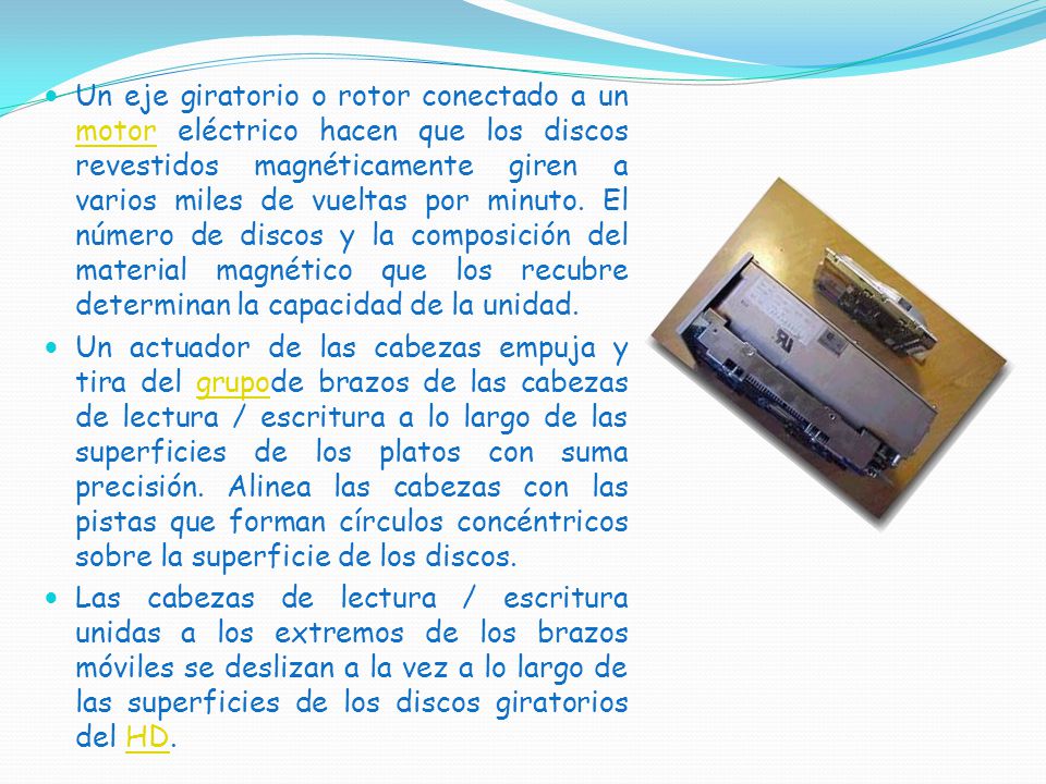 Un eje giratorio o rotor conectado a un motor eléctrico hacen que los discos revestidos magnéticamente giren a varios miles de vueltas por minuto. El número de discos y la composición del material magnético que los recubre determinan la capacidad de la unidad.