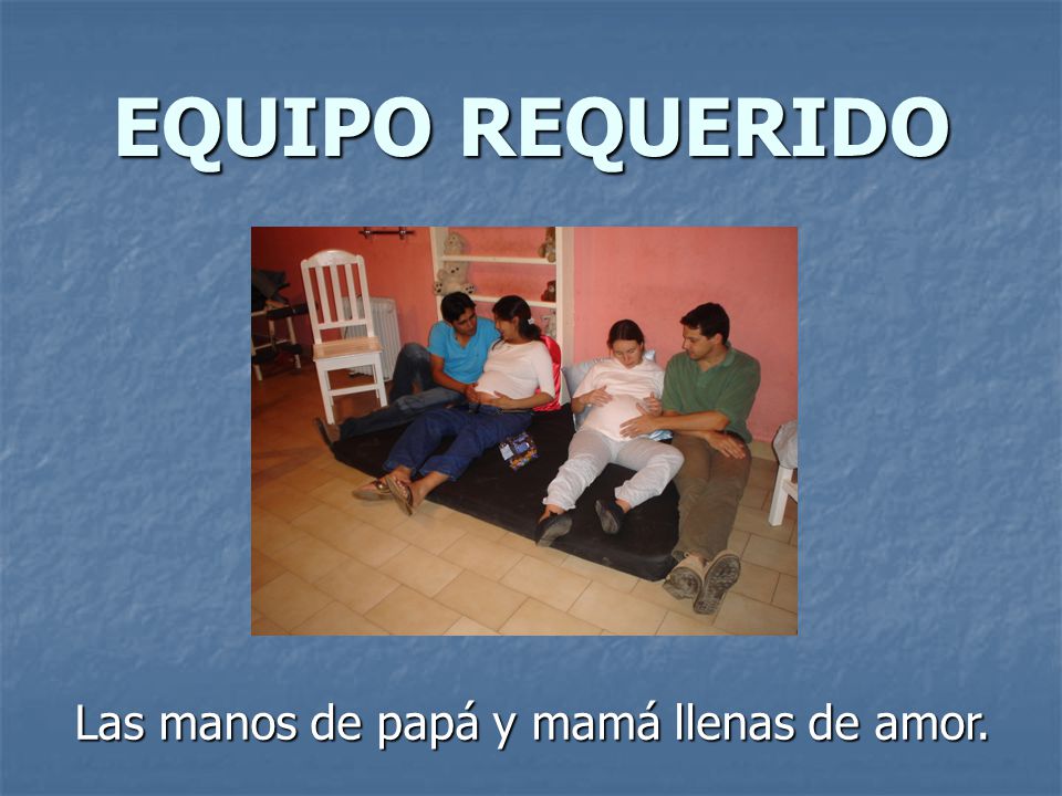 Las manos de papá y mamá llenas de amor.