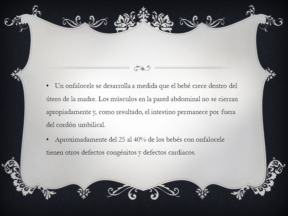 Un onfalocele se desarrolla a medida que el bebé crece dentro del útero de la madre. Los músculos en la pared abdominal no se cierran apropiadamente y, como resultado, el intestino permanece por fuera del cordón umbilical.