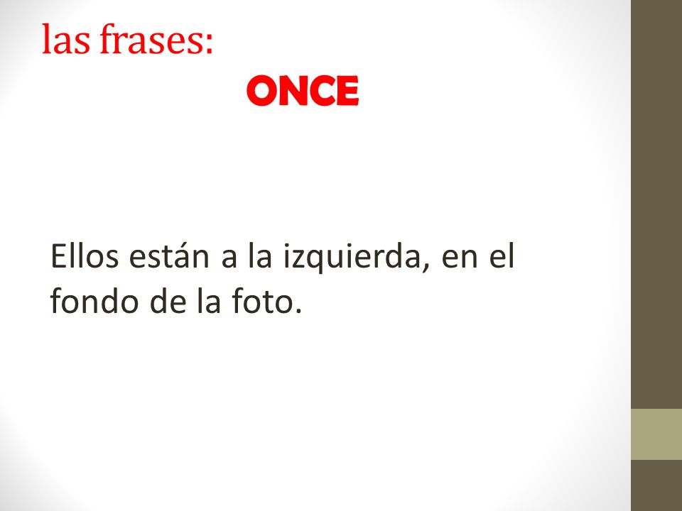 las frases: ONCE Ellos están a la izquierda, en el fondo de la foto.