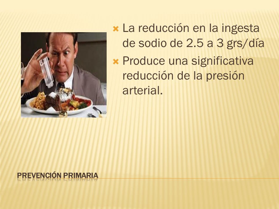 La reducción en la ingesta de sodio de 2.5 a 3 grs/día
