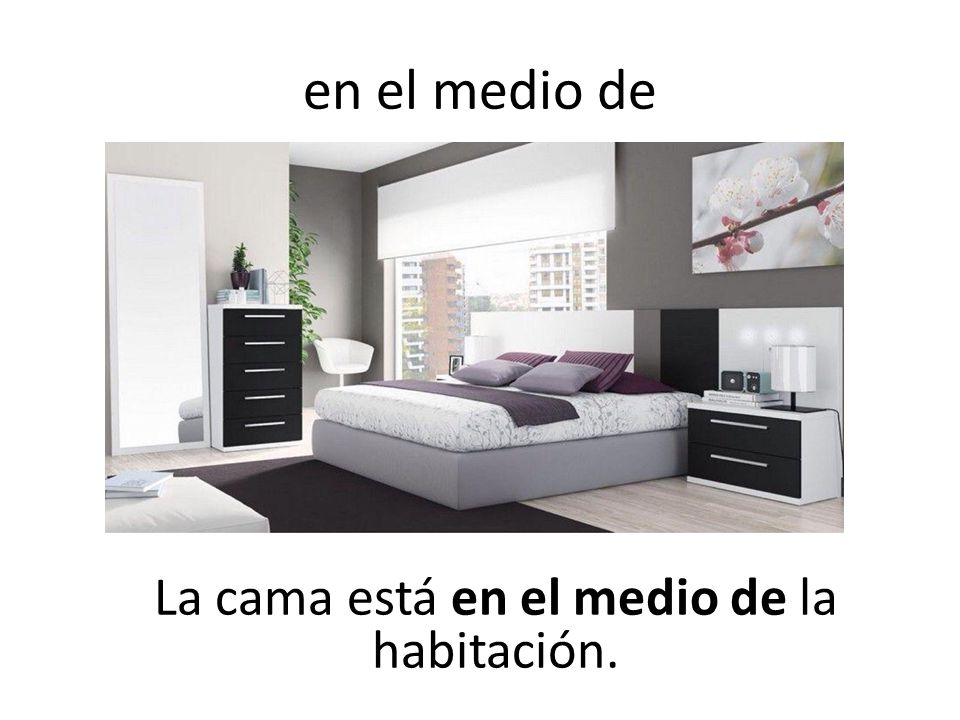 La cama está en el medio de la habitación.