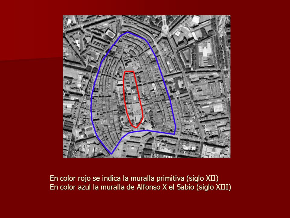 En color rojo se indica la muralla primitiva (siglo XII) En color azul la muralla de Alfonso X el Sabio (siglo XIII)