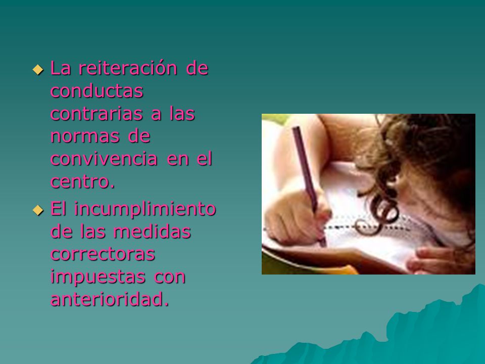 La reiteración de conductas contrarias a las normas de convivencia en el centro.