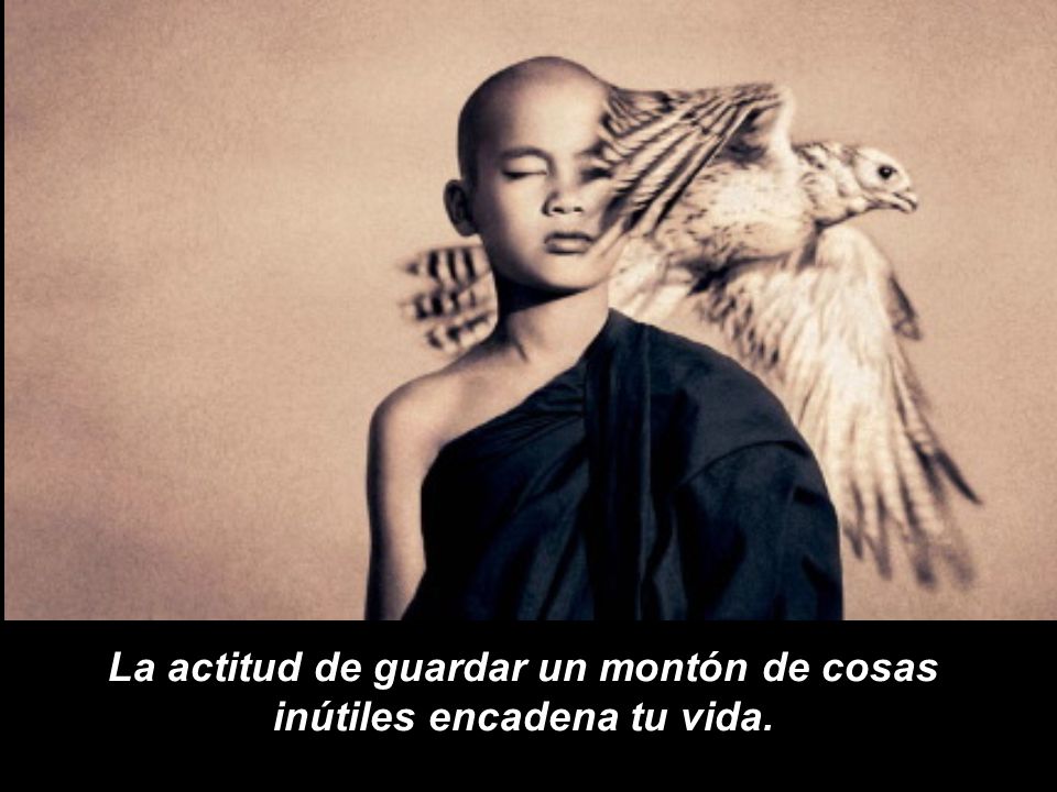 La actitud de guardar un montón de cosas inútiles encadena tu vida.