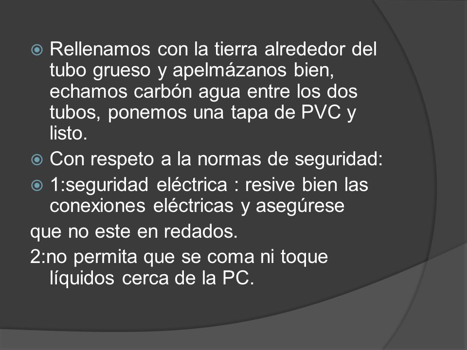 Rellenamos con la tierra alrededor del tubo grueso y apelmázanos bien, echamos carbón agua entre los dos tubos, ponemos una tapa de PVC y listo.