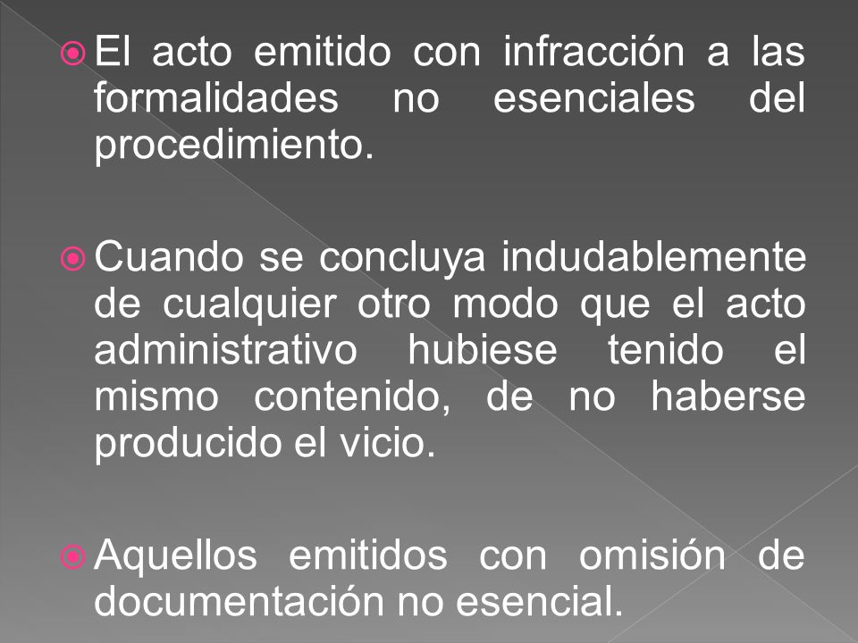 El acto emitido con infracción a las formalidades no esenciales del procedimiento.