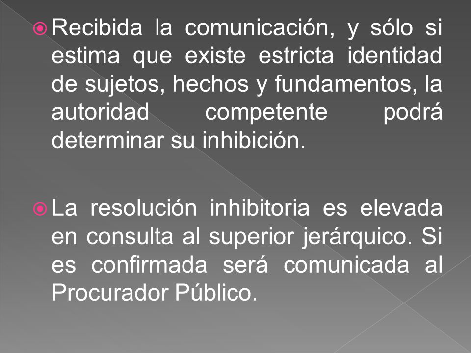 Recibida la comunicación, y sólo si estima que existe estricta identidad de sujetos, hechos y fundamentos, la autoridad competente podrá determinar su inhibición.