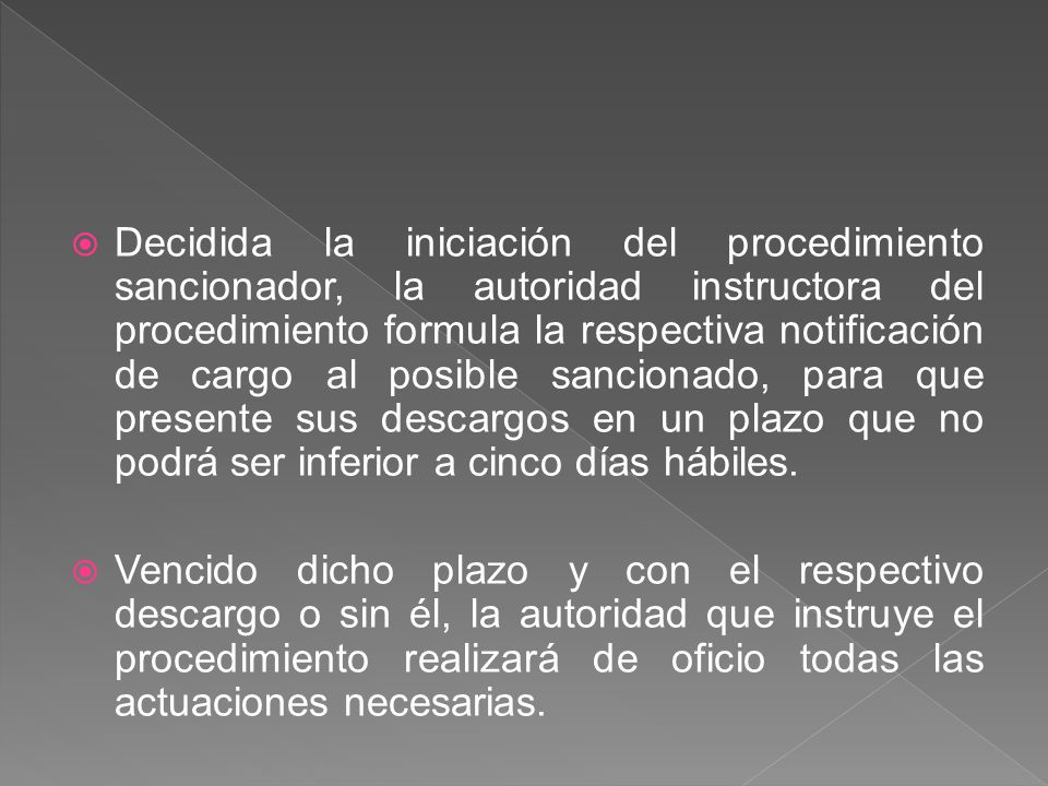 Decidida la iniciación del procedimiento sancionador, la autoridad instructora del procedimiento formula la respectiva notificación de cargo al posible sancionado, para que presente sus descargos en un plazo que no podrá ser inferior a cinco días hábiles.
