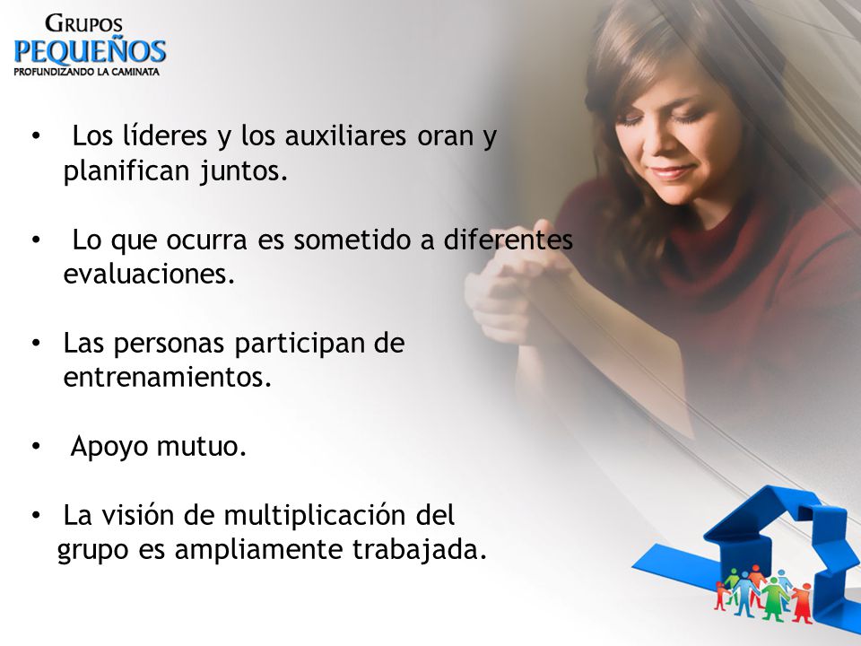 Los líderes y los auxiliares oran y planifican juntos.