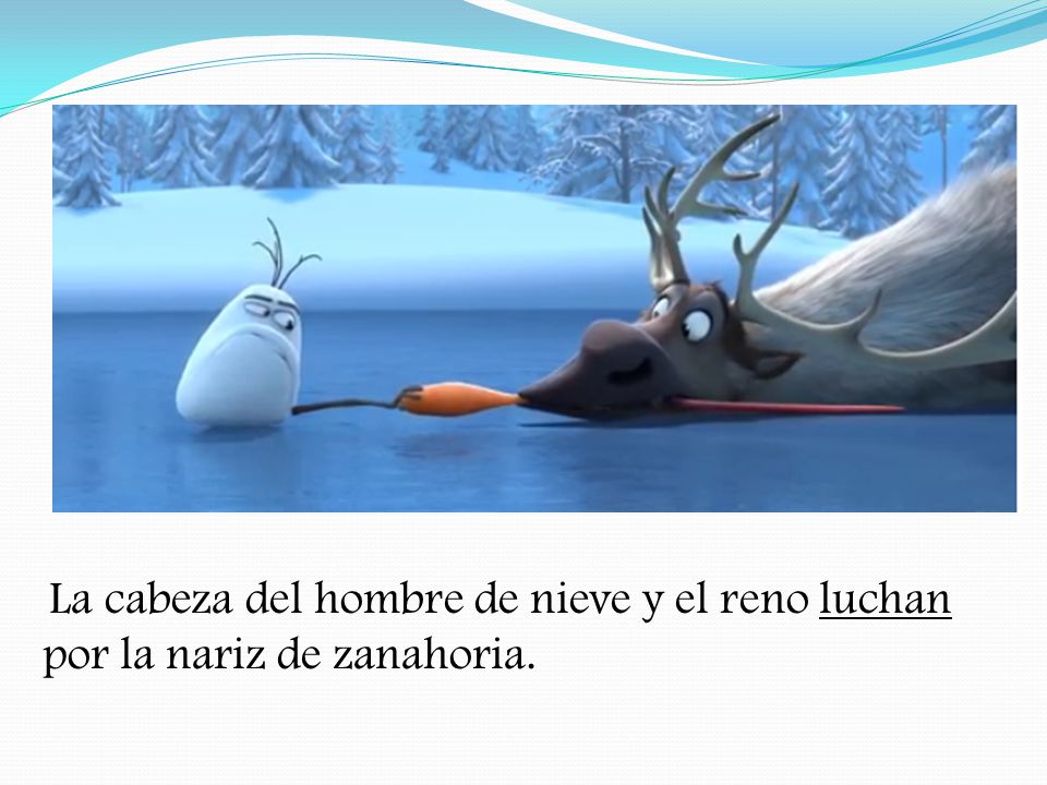 La cabeza del hombre de nieve y el reno luchan por la nariz de zanahoria.