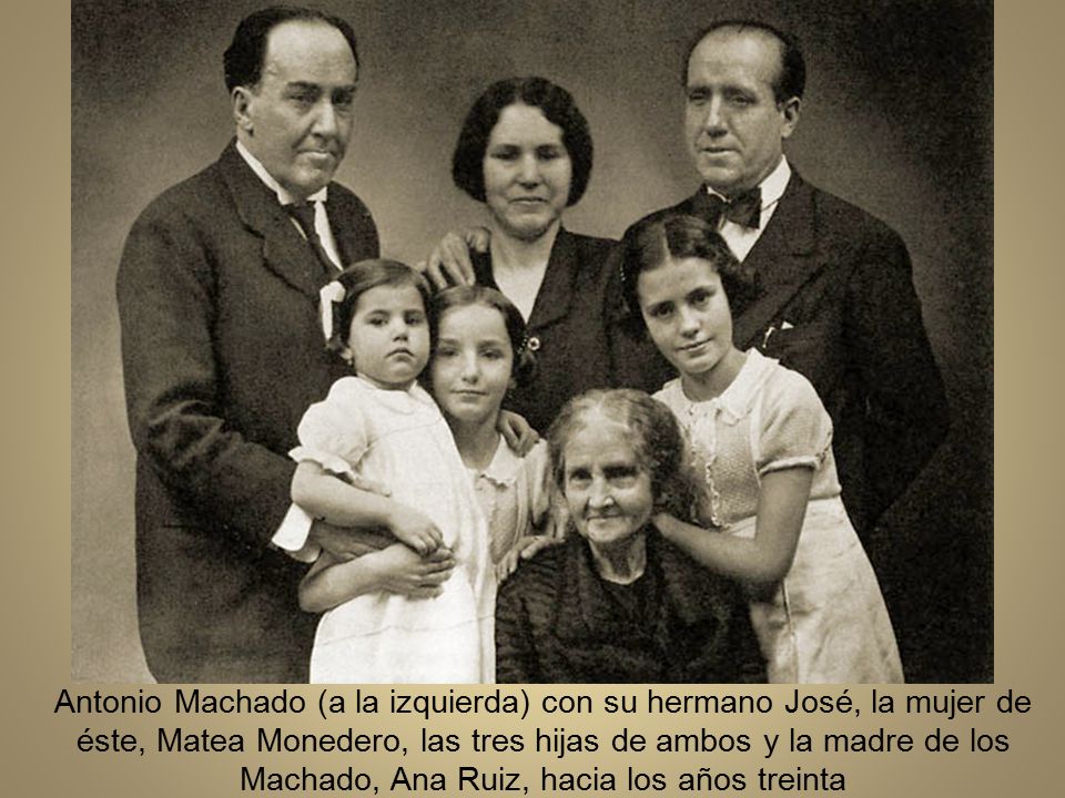 Antonio Machado (a la izquierda) con su hermano José, la mujer de éste, Matea Monedero, las tres hijas de ambos y la madre de los Machado, Ana Ruiz, hacia los años treinta