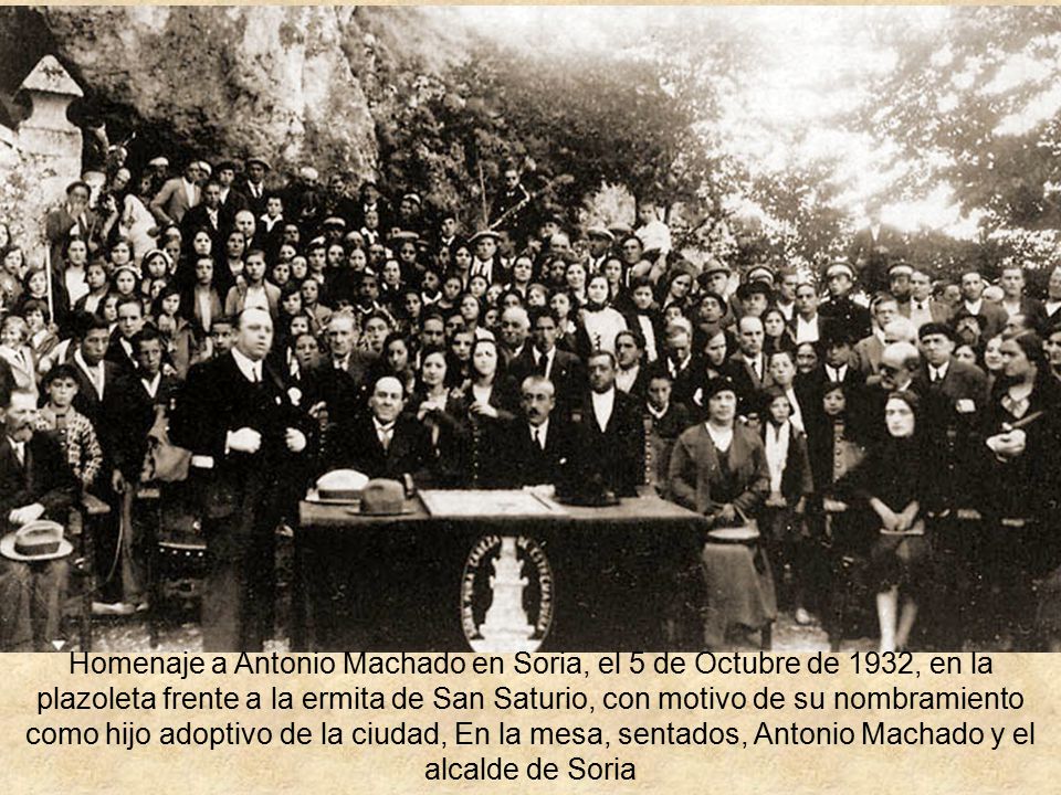 Homenaje a Antonio Machado en Soria, el 5 de Octubre de 1932, en la plazoleta frente a la ermita de San Saturio, con motivo de su nombramiento como hijo adoptivo de la ciudad, En la mesa, sentados, Antonio Machado y el alcalde de Soria