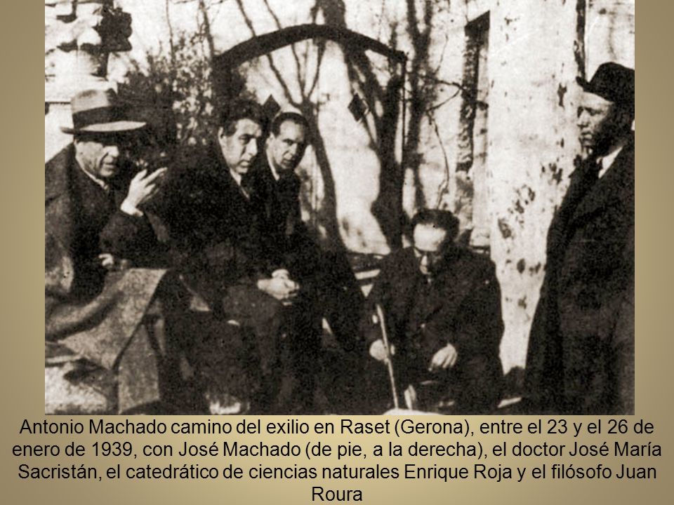 Antonio Machado camino del exilio en Raset (Gerona), entre el 23 y el 26 de enero de 1939, con José Machado (de pie, a la derecha), el doctor José María Sacristán, el catedrático de ciencias naturales Enrique Roja y el filósofo Juan Roura
